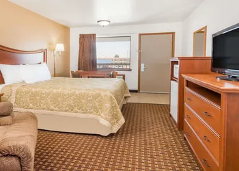 Super 8 by Wyndham Goodland hotel thumbnail 6