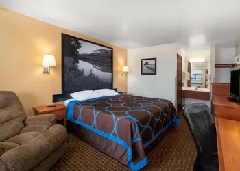 Super 8 by Wyndham Goodland hotel thumbnail 8