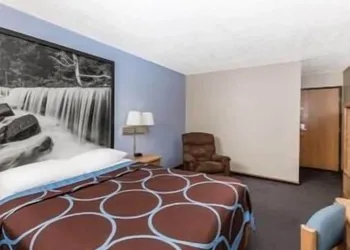 Super 8 by Wyndham Manhattan KS hotel thumbnail 6