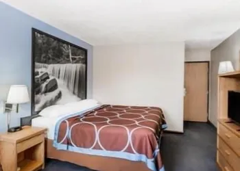 Super 8 by Wyndham Manhattan KS hotel thumbnail 7