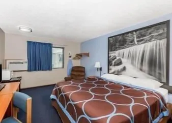 Super 8 by Wyndham Manhattan KS hotel thumbnail 8