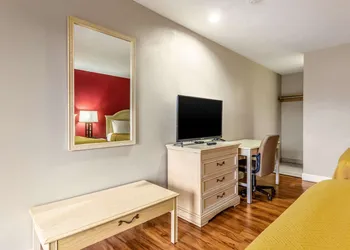 Econo Lodge Berea hotel thumbnail 7