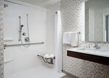 Holiday Inn Hotel & Suites Boston - Peabody by IHG hotel thumbnail 3
