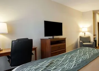 Comfort Inn & Suites Harrisonville hotel thumbnail 8