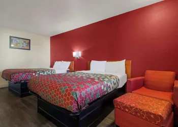Econo Lodge Goldsboro Hwy 70 hotel thumbnail 5