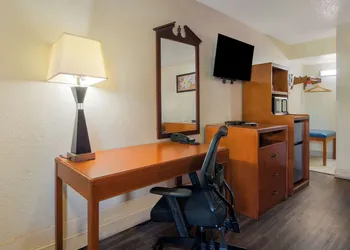 Econo Lodge Goldsboro Hwy 70 hotel thumbnail 6