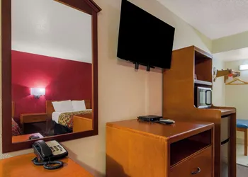Econo Lodge Goldsboro Hwy 70 hotel thumbnail 7
