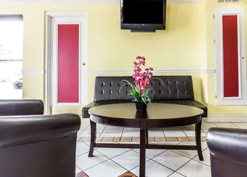 Econo Lodge Inn & Suites Matthews - Charlotte hotel thumbnail 2