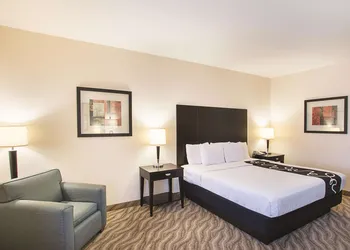 La Quinta Inn & Suites by Wyndham Glen Rose hotel thumbnail 7