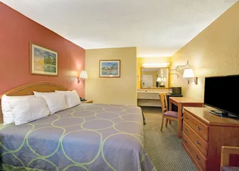 Super 8 by Wyndham La Marque TX/Texas City Area hotel thumbnail 4
