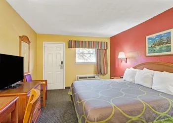 Super 8 by Wyndham La Marque TX/Texas City Area hotel thumbnail 6