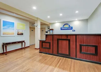 Days Inn by Wyndham Fairmont hotel thumbnail 3