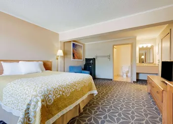 Days Inn by Wyndham Fairmont hotel thumbnail 8