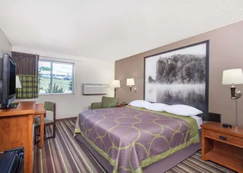 Super 8 by Wyndham Richlands/Claypool Hill Area hotel thumbnail 6