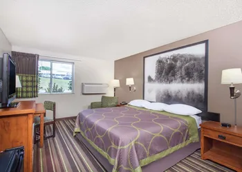 Super 8 by Wyndham Richlands/Claypool Hill Area hotel thumbnail 6