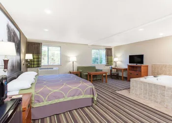 Super 8 by Wyndham Richlands/Claypool Hill Area hotel thumbnail 7