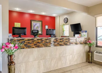 Econo Lodge Shorewood hotel thumbnail 2