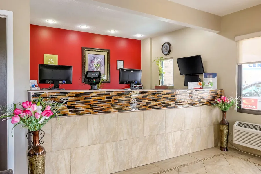Econo Lodge Shorewood hotel detail image 2