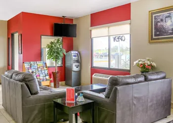 Econo Lodge Shorewood hotel thumbnail 4