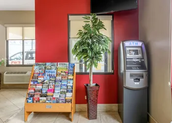 Econo Lodge Shorewood hotel thumbnail 5