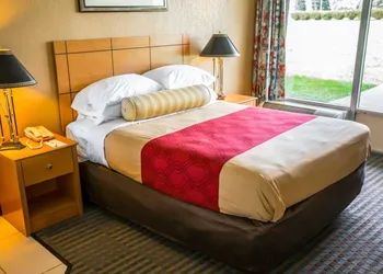 Econo Lodge Shorewood hotel thumbnail 6