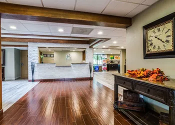 Quality Inn & Suites Winfield hotel thumbnail 2