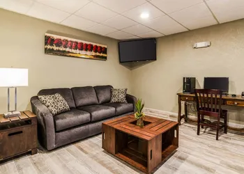 Quality Inn & Suites Winfield hotel thumbnail 3