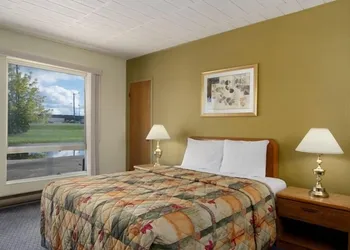 Knights Inn Kincardine hotel thumbnail 4