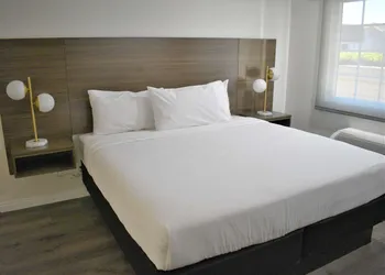 Signature Anaheim Maingate hotel thumbnail 8
