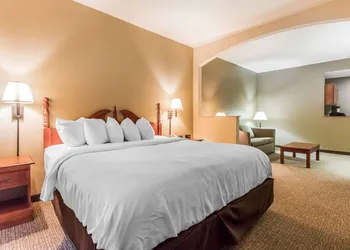 Quality Suites New Iberia hotel thumbnail 6