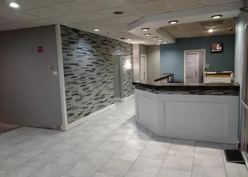 Travelodge by Wyndham Lincoln Northeast hotel thumbnail 2