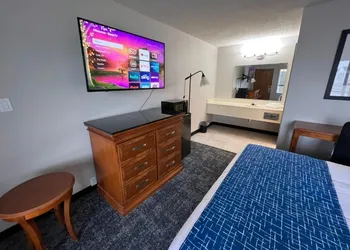 Travelodge by Wyndham Lincoln Northeast hotel thumbnail 3