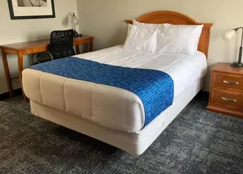 Travelodge by Wyndham Lincoln Northeast hotel thumbnail 4