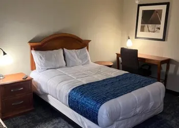 Travelodge by Wyndham Lincoln Northeast hotel thumbnail 5