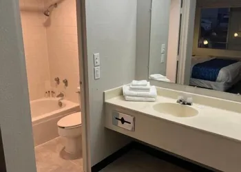 Travelodge by Wyndham Lincoln Northeast hotel thumbnail 6