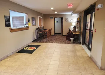 Super 8 by Wyndham Blue Earth hotel thumbnail 2