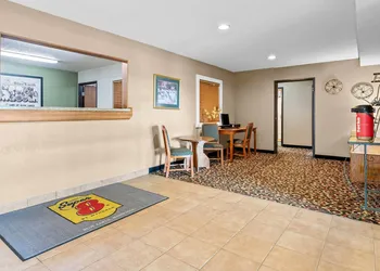 Super 8 by Wyndham Blue Earth hotel thumbnail 4