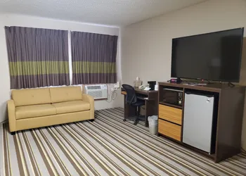 Super 8 by Wyndham Blue Earth hotel thumbnail 8