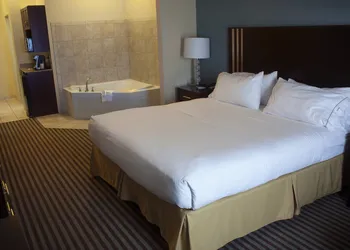 Holiday Inn Express & Suites Youngstown West - Austintown by IHG hotel thumbnail 7