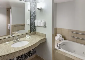 Hilton Garden Inn Naperville/Warrenville hotel thumbnail 7