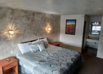 High Desert Inn hotel thumbnail 4