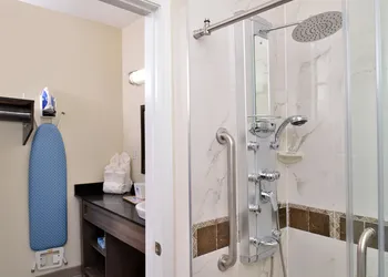 Americas Best Value Inn & Suites Houston at Hwy 6 & Westpark hotel thumbnail 5