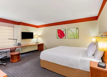 La Quinta Inn & Suites by Wyndham Raleigh/Durham Southpoint hotel thumbnail 6