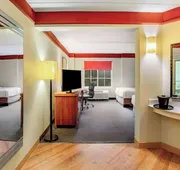 La Quinta Inn & Suites by Wyndham Raleigh/Durham Southpoint hotel detail image 7