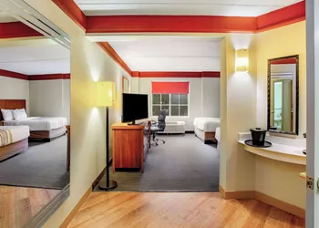 La Quinta Inn & Suites by Wyndham Raleigh/Durham Southpoint hotel thumbnail 7