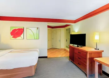 La Quinta Inn & Suites by Wyndham Raleigh/Durham Southpoint hotel thumbnail 8
