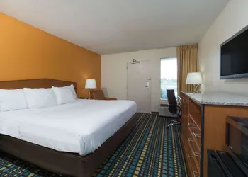 Days Inn by Wyndham Florence Cincinnati Area hotel thumbnail 4
