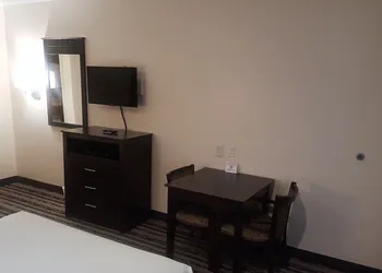 Red Roof Inn & Suites Houston - Humble/IAH Airport hotel thumbnail 5