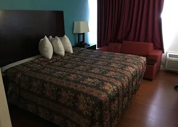 Days Inn by Wyndham Thomson hotel thumbnail 6