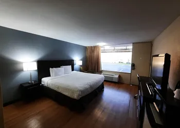 Americas Best Value Inn Moline hotel thumbnail 8